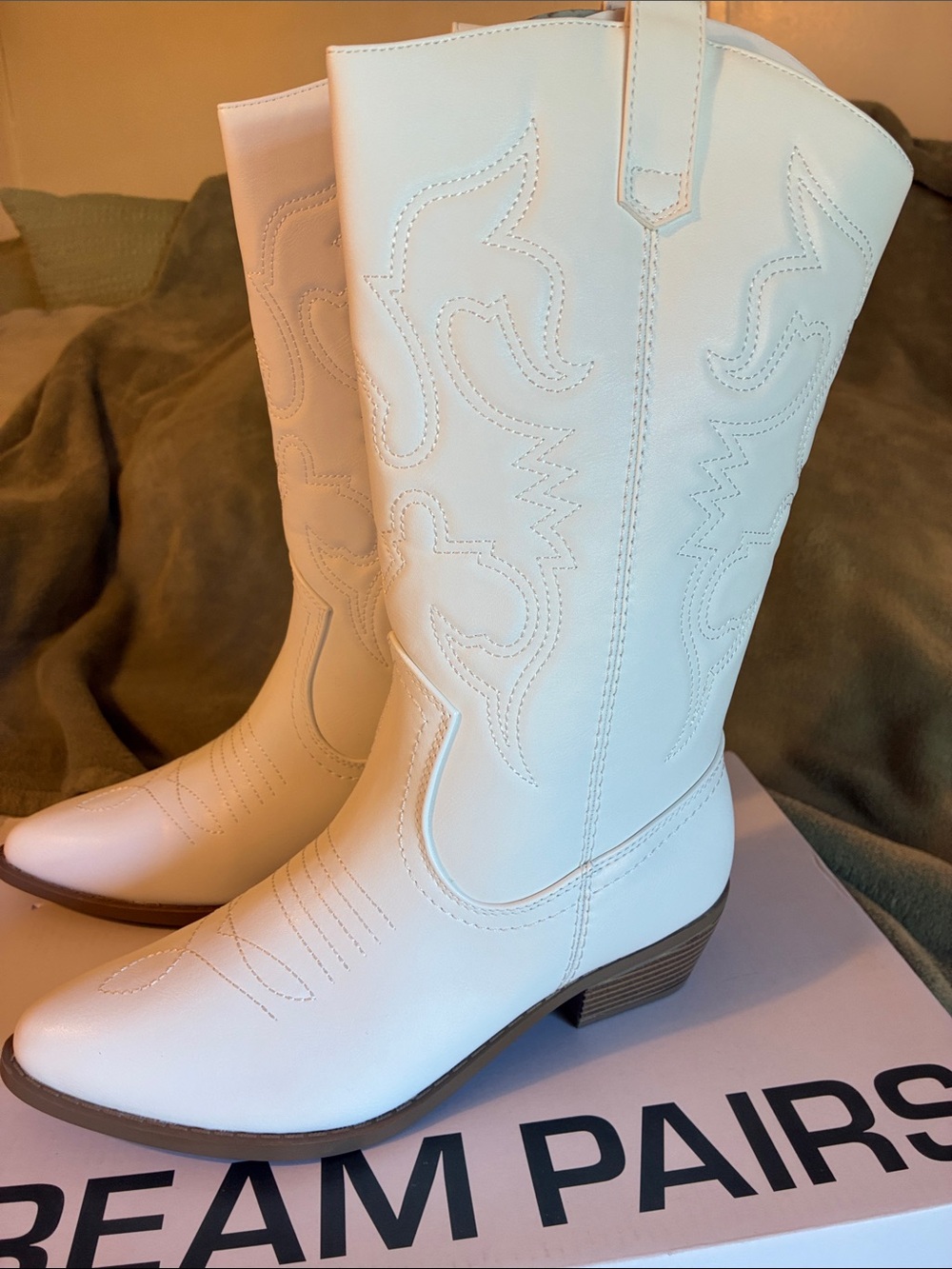 White Western Cowboy Boots for Women - Stylish Mid-Calf- Size 7.5- NWT